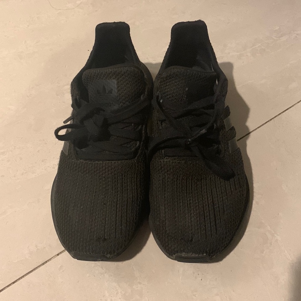 Kids black adidas 5.5